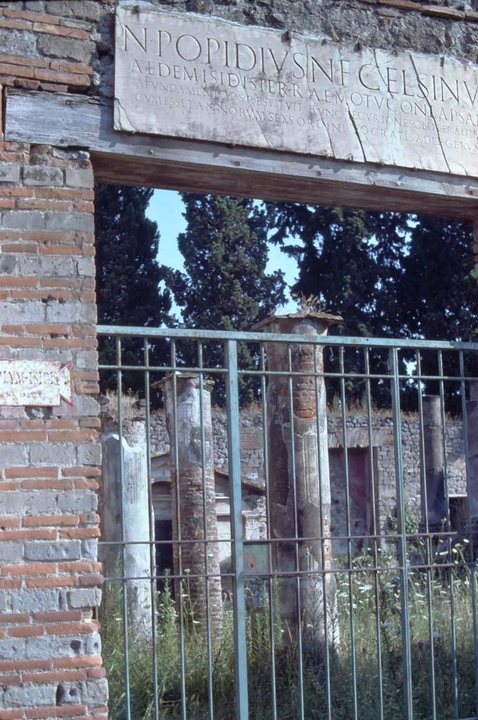 VIII.7.28, Pompeii, 1971. Looking south through entrance doorway.
Photo courtesy of Rick Bauer, from Dr George Fay’s slides collection.
