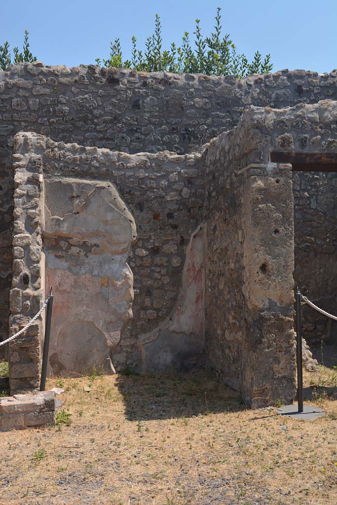 IX.1.7 Pompeii. July 2017. Looking east into narrow tablinum.
Foto Annette Haug, ERC Grant 681269 DÉCOR.
