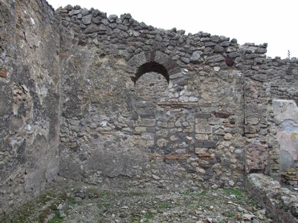 IX.1.7 Pompeii.  December 2007.  Garden area looking east to wall with circular window.

