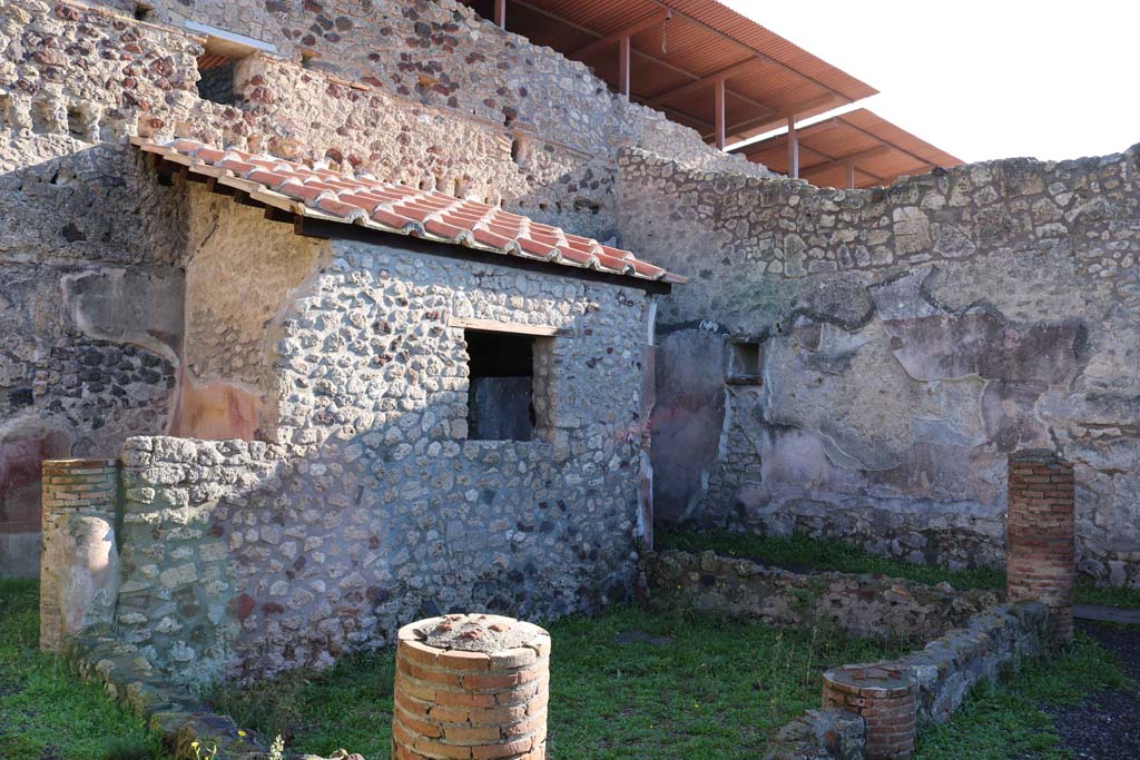 IX.1.12 Pompeii. December 2018. 
Looking towards south portico of peristyle, with niche in south wall. Photo courtesy of Aude Durand.
