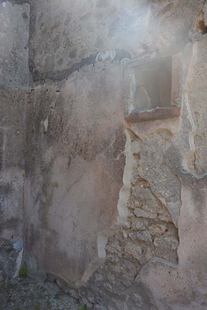 IX.1.12 Pompeii. July 2017. Looking towards south wall in south-east corner of south portico.
Foto Annette Haug, ERC Grant 681269 DÉCOR.

