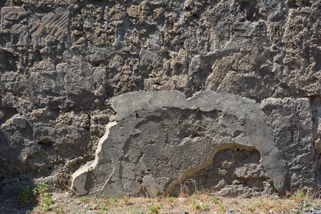 IX.1.12 Pompeii. July 2017. Looking towards remaining stucco on west wall of peristyle, on south side of doorway to atrium.
Foto Annette Haug, ERC Grant 681269 DÉCOR.
