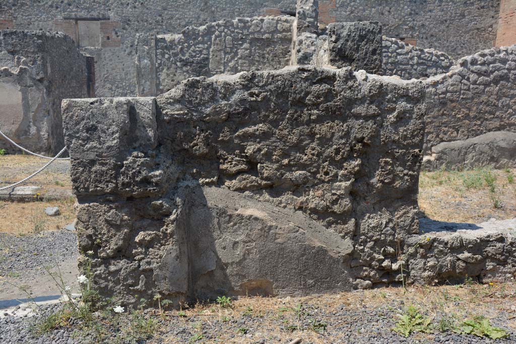 IX.1.12 Pompeii. July 2017. Looking towards remaining stucco on west wall of peristyle, on north side of doorway to atrium.
Foto Annette Haug, ERC Grant 681269 DÉCOR.

