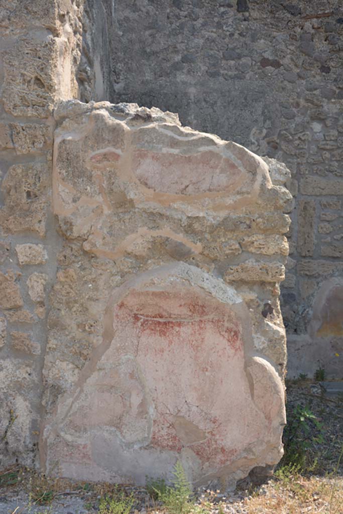 IX.1.12 Pompeii. July 2017. 
Detail of remaining painted stucco on north side of doorway to cubiculum.
Foto Annette Haug, ERC Grant 681269 DÉCOR.
