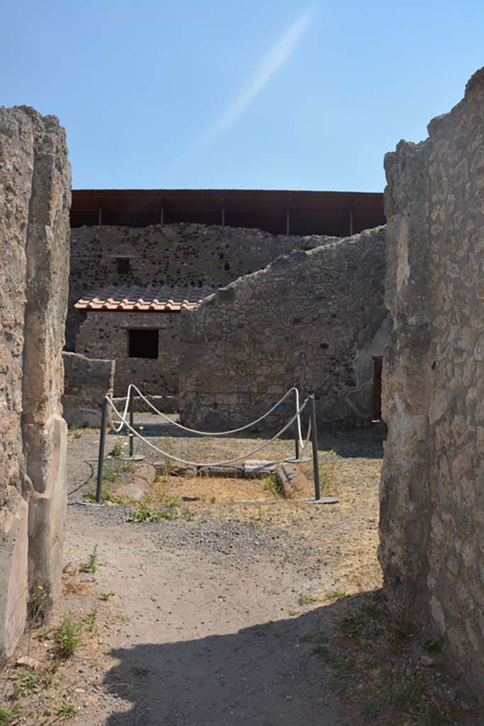 IX.1.12 Pompeii. July 2017. Looking east across atrium from entrance corridor.
Foto Annette Haug, ERC Grant 681269 DÉCOR
