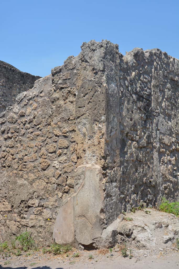 IX.1.12 Pompeii. July 2017. 
Looking towards east end of north wall of entrance corridor, and west wall of atrium, on right.
Foto Annette Haug, ERC Grant 681269 DÉCOR.
