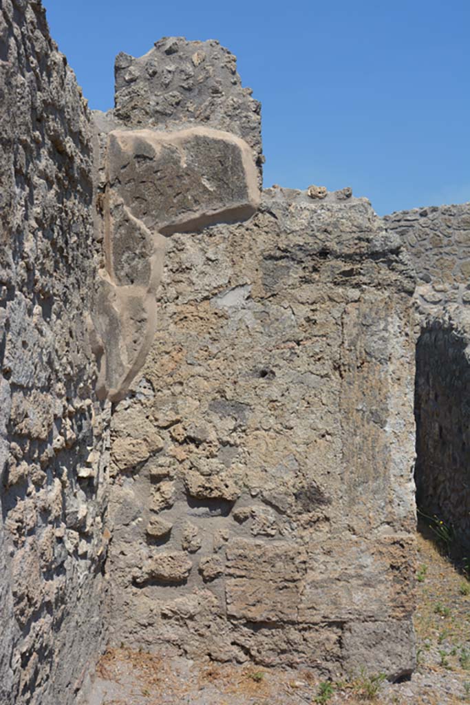 IX.1.12 Pompeii. July 2017. Detail from north wall in north-west corner of atrium.
Foto Annette Haug, ERC Grant 681269 DÉCOR.
