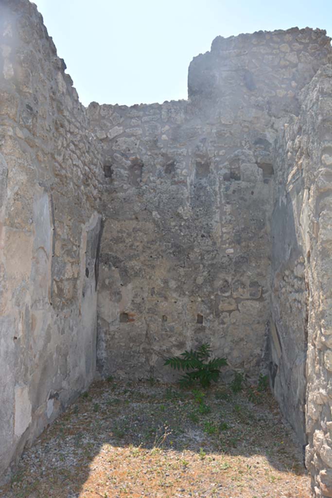 IX.1.12 Pompeii. July 2017. South wall of room with open doorway in centre of south wall of atrium.
Foto Annette Haug, ERC Grant 681269 DÉCOR.
At the top of the wall are the holes for the support beams for an upper floor.
Lower down on the wall are smaller holes for the supports of a shelf.
