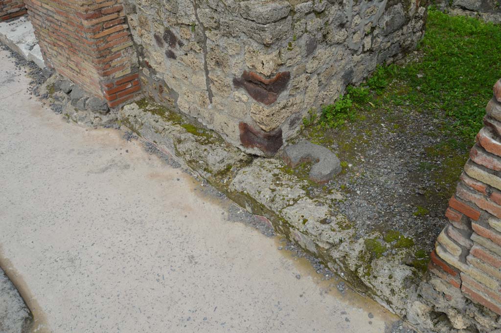 IX.1.13 Pompeii. March 2018. Looking north towards corner of counter/podium at entrance.
Foto Taylor Lauritsen, ERC Grant 681269 DCOR.
