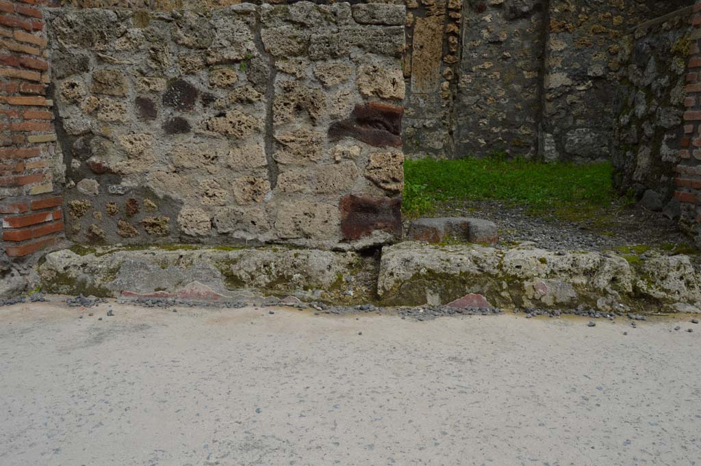 IX.1.13 Pompeii. March 2018. Looking east towards north side of entrance doorway, with step.
Foto Taylor Lauritsen, ERC Grant 681269 DCOR.

