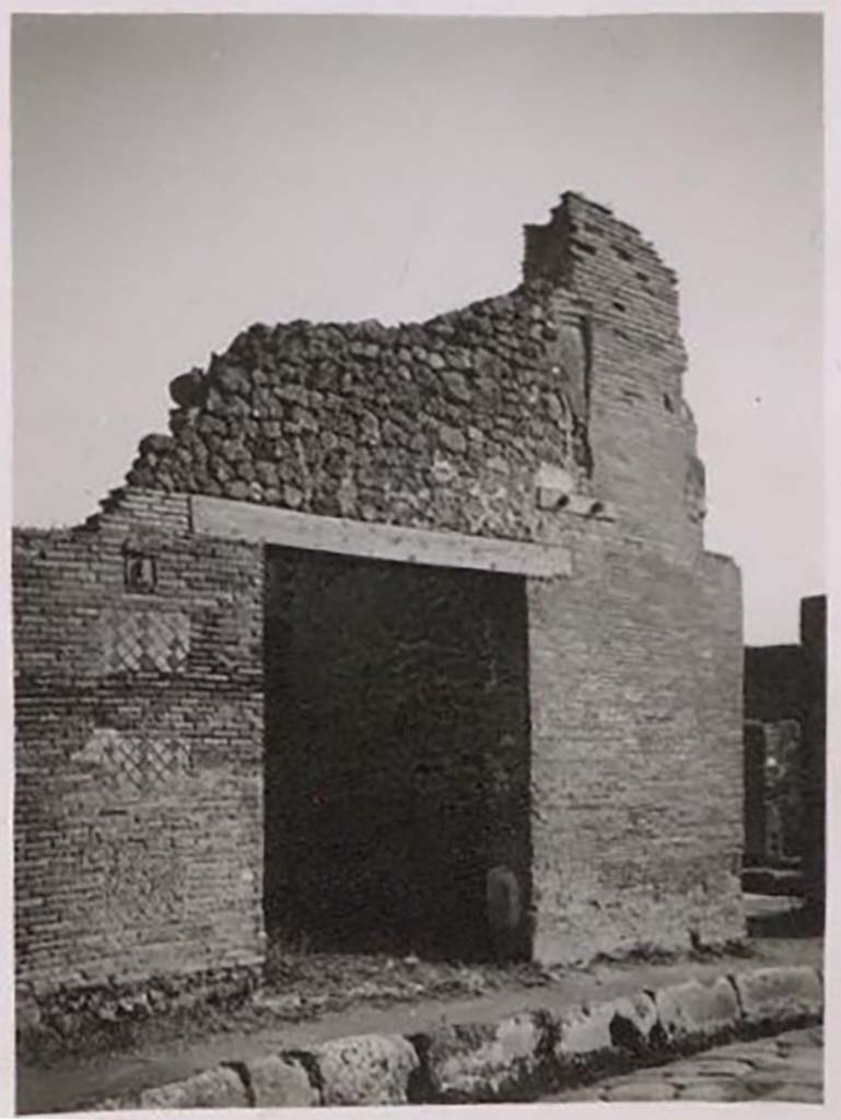 IX.1.14 Pompeii. Pre-1943. Entrance doorway. Photo by Tatiana Warscher. 
See Warscher, T. Codex Topographicus Pompeianus, IX.1. (1943), Swedish Institute, Rome. (no.56), p. 88.
