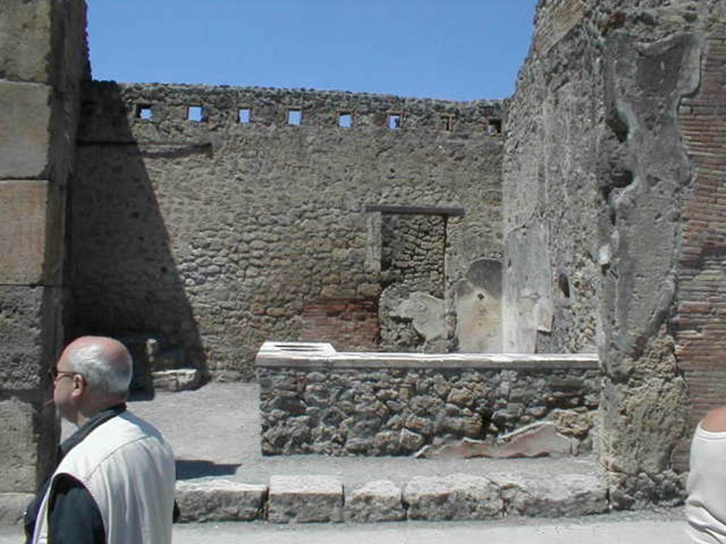 IX.1.16. Pompeii. May 2005. Entrance on Via dell’Abbondanza, looking north. In August 1853, graffiti written in black and red, and found on the pilaster between IX.1.16 and IX.1.17, (on the right), reading

Q(uintum)  P(ostumium)  P(roculum)  iuvenum
aed(ilem)  o(ro)  v(os)  f(aciatis)  d(ignum)  r(ei)  p(ublicae)   [CIL IV 1048]

Also found were
Pansam
aed(ilem) Sabinus rog(at)   [CIL IV 1049]

C(aium)  Iulium  Polybium
aed(ilem)  d(ignum)  r(ei)  p(ublicae)   [CIL IV 1050]

See Pagano, M. and Prisciandaro, R., 2006. Studio sulle provenienze degli oggetti rinvenuti negli scavi borbonici del regno di Napoli. Naples : Nicola Longobardi. (p.169-70) 

According to Della Corte, CIL IV 1048 above, is a programme written to the right of IX.1.16, in which the powerful neighbour M. Epidius Sabinus, under the form of a caution, commands the host to support the candidature of Q. P(ostumius) P(roculus), and it read

Q. P. P. (M. Epidius) Sabinus rog(at), o copo Prime  [CIL IV 1048]

See Della Corte, M., 1965.  Case ed Abitanti di Pompei. Napoli: Fausto Fiorentino. (p.210)
