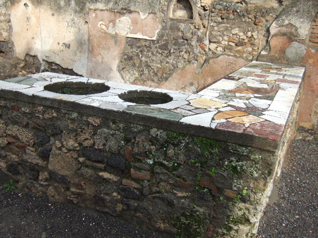 IX.1.16 Pompeii. December 2005. Counter with two urns and a hearth.