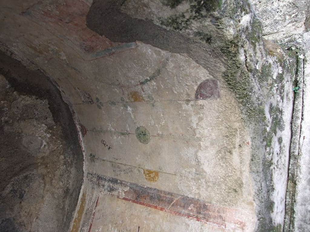 IX.1.18 Pompeii. December 2006. Detail of niche on south side.