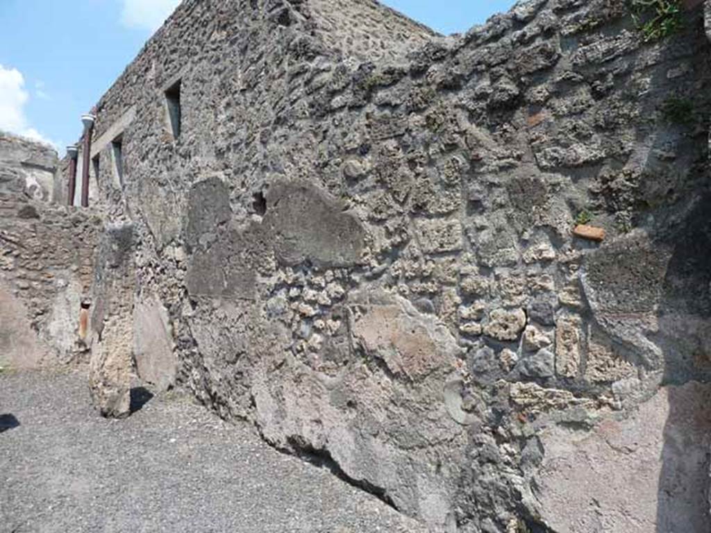 IX.1.24 Pompeii. May 2010. East wall of shop.