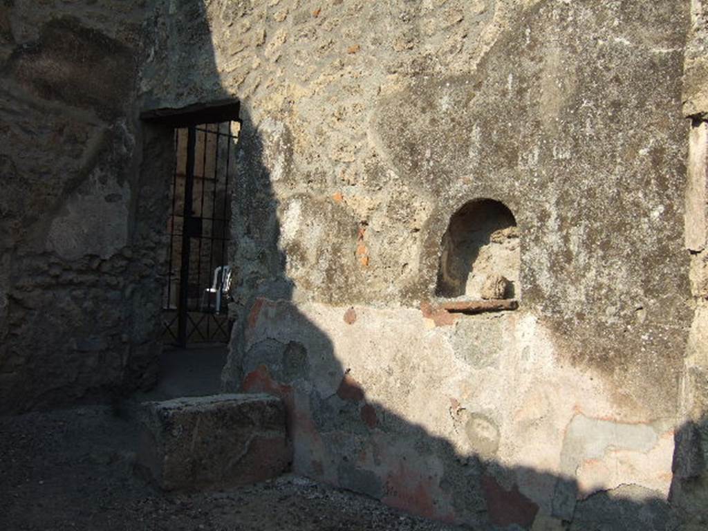 IX.1.25 Pompeii. September 2005. East wall with niche.