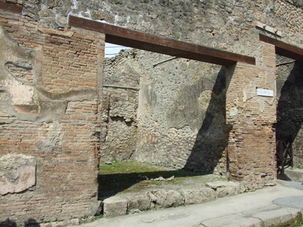 IX.1.27 Pompeii.  March 2009.  Entrance on Via dellAbbondanza.