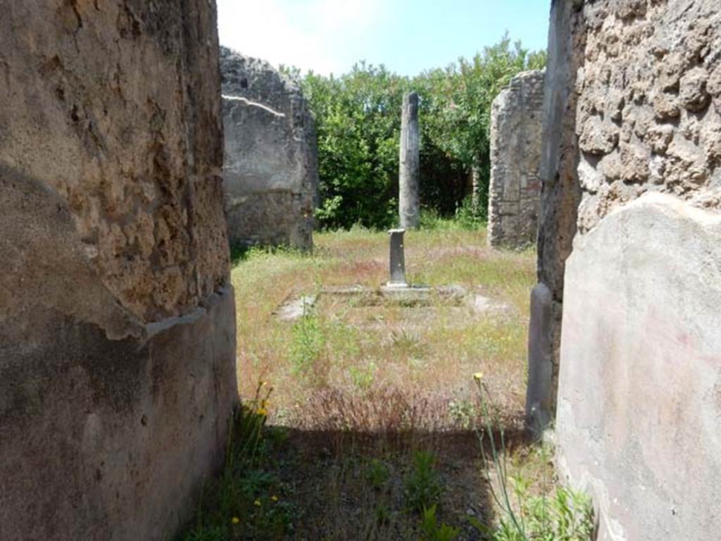 IX.1.29, Pompeii. May 2018. Looking west along entrance corridor towards atrium. Photo courtesy of Buzz Ferebee.