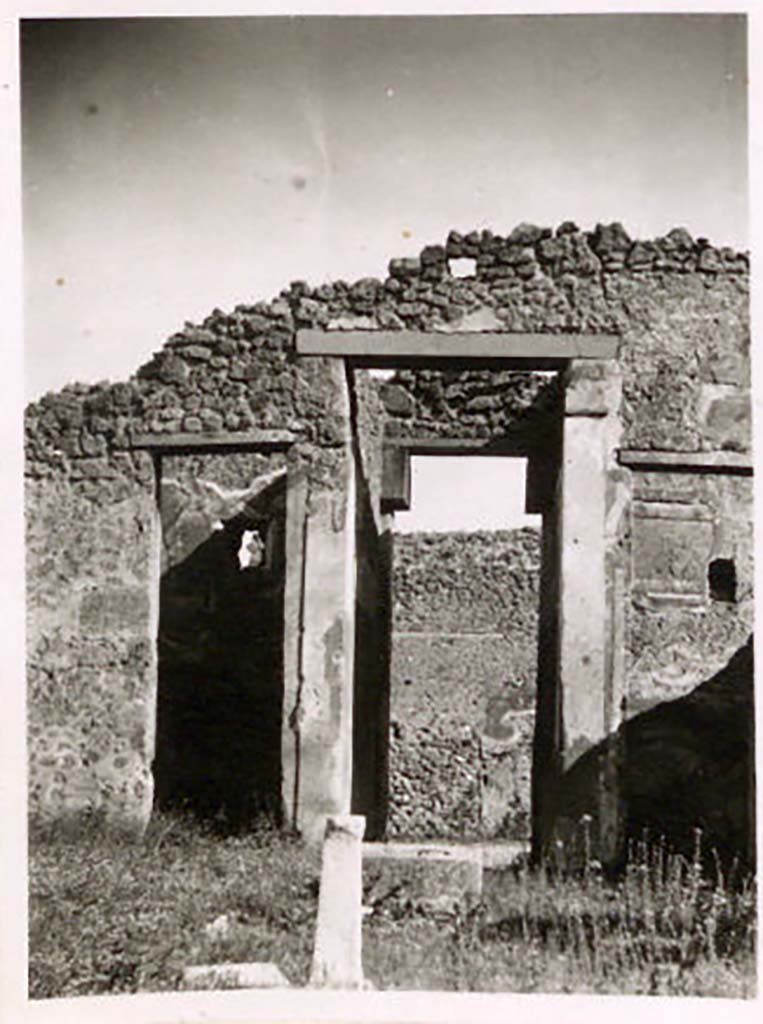 IX.1.29, Pompeii. Pre-1943. Looking east across atrium towards entrance corridor. Photo by Tatiana Warscher.
See Warscher, T. Codex Topographicus Pompeianus, IX.1. (1943), Swedish Institute, Rome. (no.152), p. 264.
