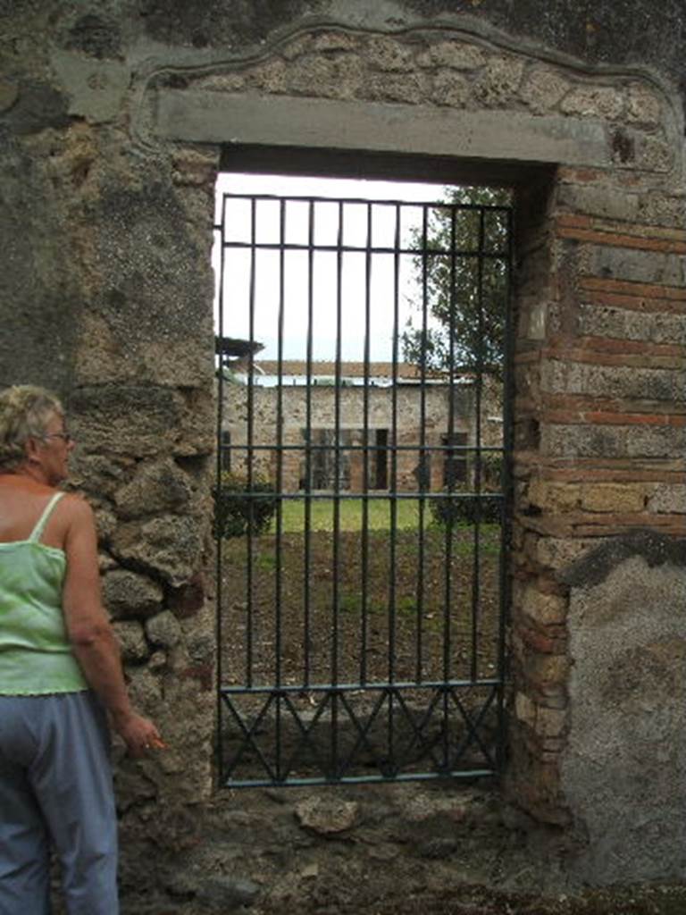 IX.1.30 Pompeii. May 2005.  Entrance into rear garden.