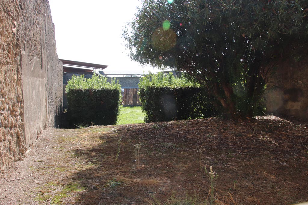 IX.1.30 Pompeii. October 2022. Looking south across garden area towards tablinum. Photo courtesy of Klaus Heese