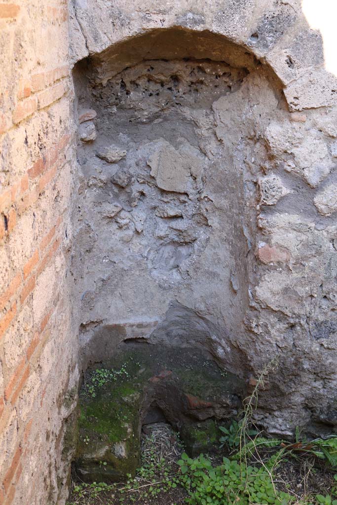 IX.1.31 Pompeii. December 2018. 
Niche-latrine in north-west corner of kitchen. Photo courtesy of Aude Durand.
