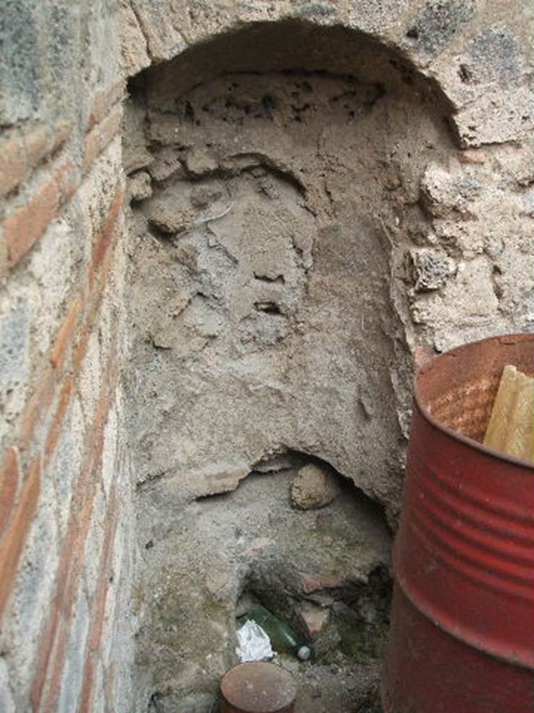 IX.1.31 Pompeii. May 2005. Latrine in north-west corner of kitchen.