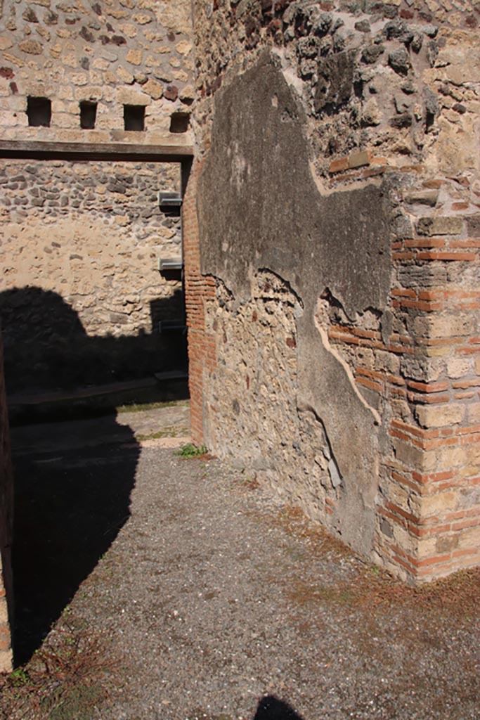 IX.1.32 Pompeii. October 2022. 
Looking north along east wall of entrance corridor/fauces. Photo courtesy of Klaus Heese
