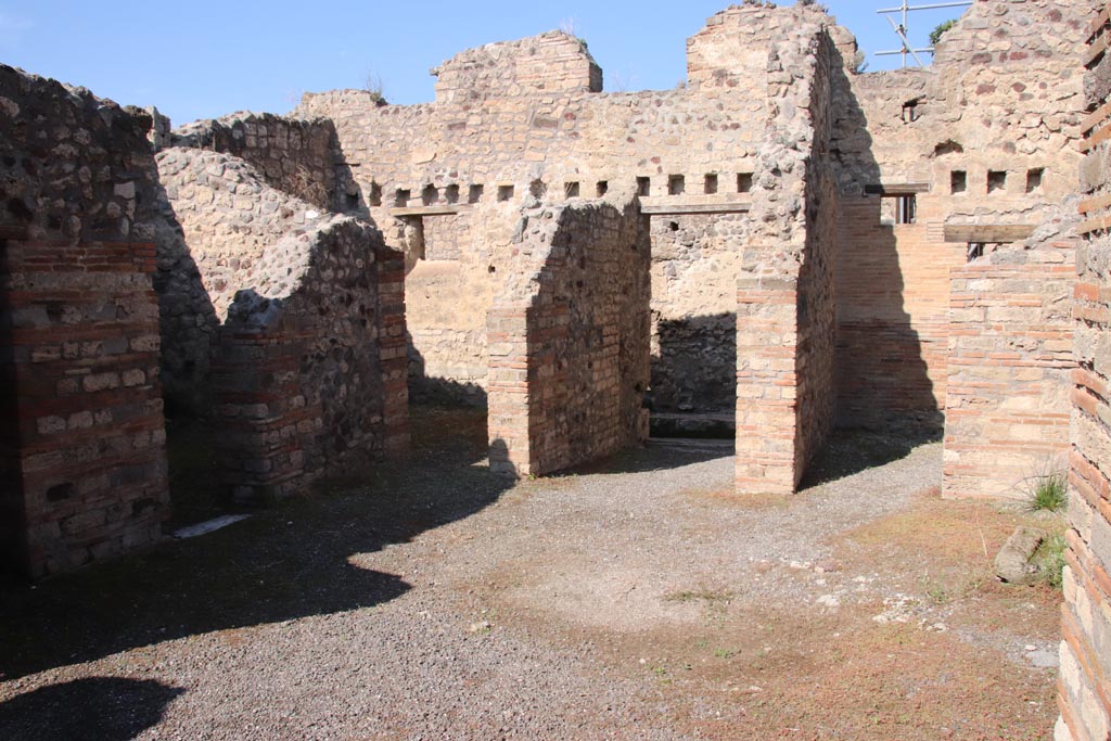 IX.1.32 Pompeii. October 2022. 
Looking north across site of impluvium in atrium towards entrance doorway, in centre, and shop at IX.1.31, on right.
Photo courtesy of Klaus Heese
