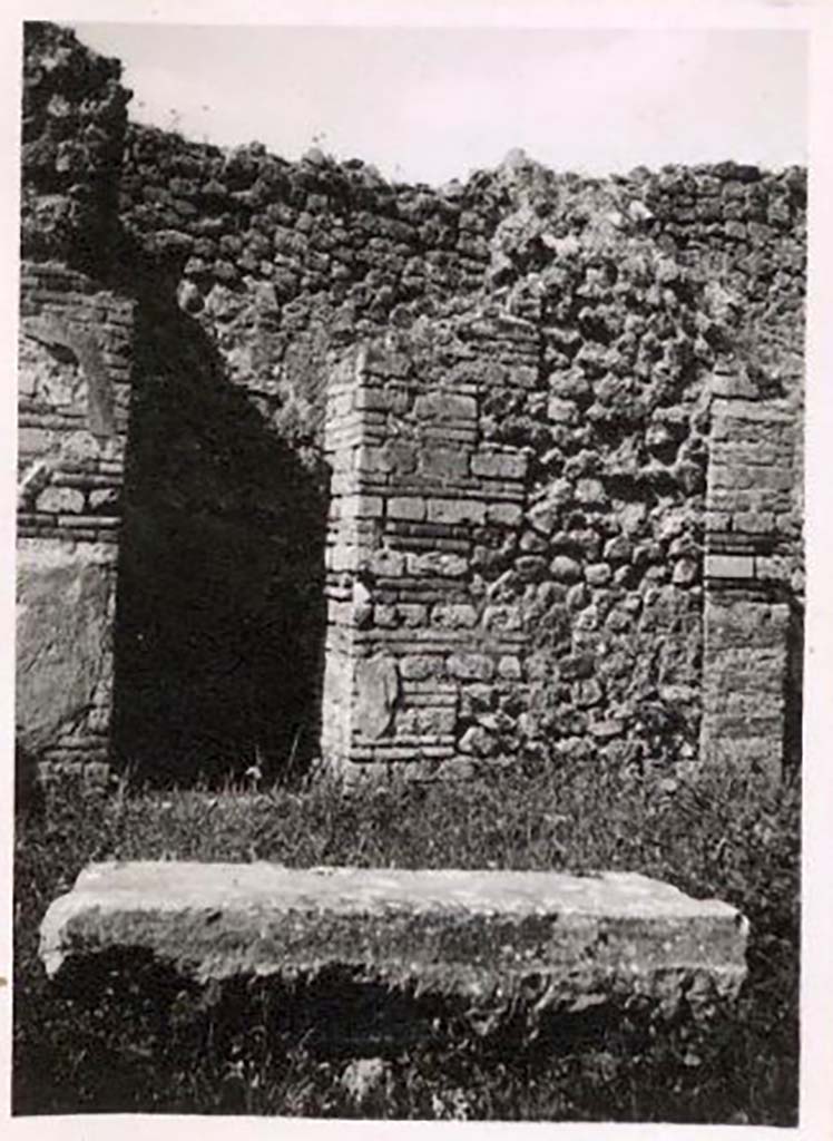 IX.1.32 Pompeii. Pre-1943. Looking across atrium towards doorway on west side. Photo by Tatiana Warscher.
See Warscher, T. Codex Topographicus Pompeianus, IX.1. (1943), Swedish Institute, Rome. (no.166), p. 284.
