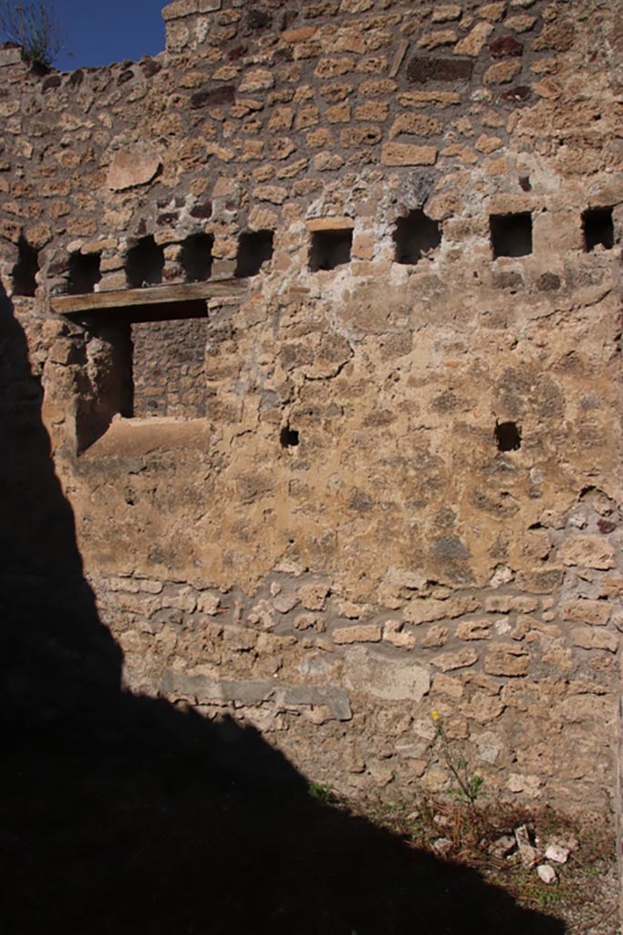 IX.1.32 Pompeii. October 2022. 
Triclinium in north-west corner of atrium, north wall. Photo courtesy of Klaus Heese
