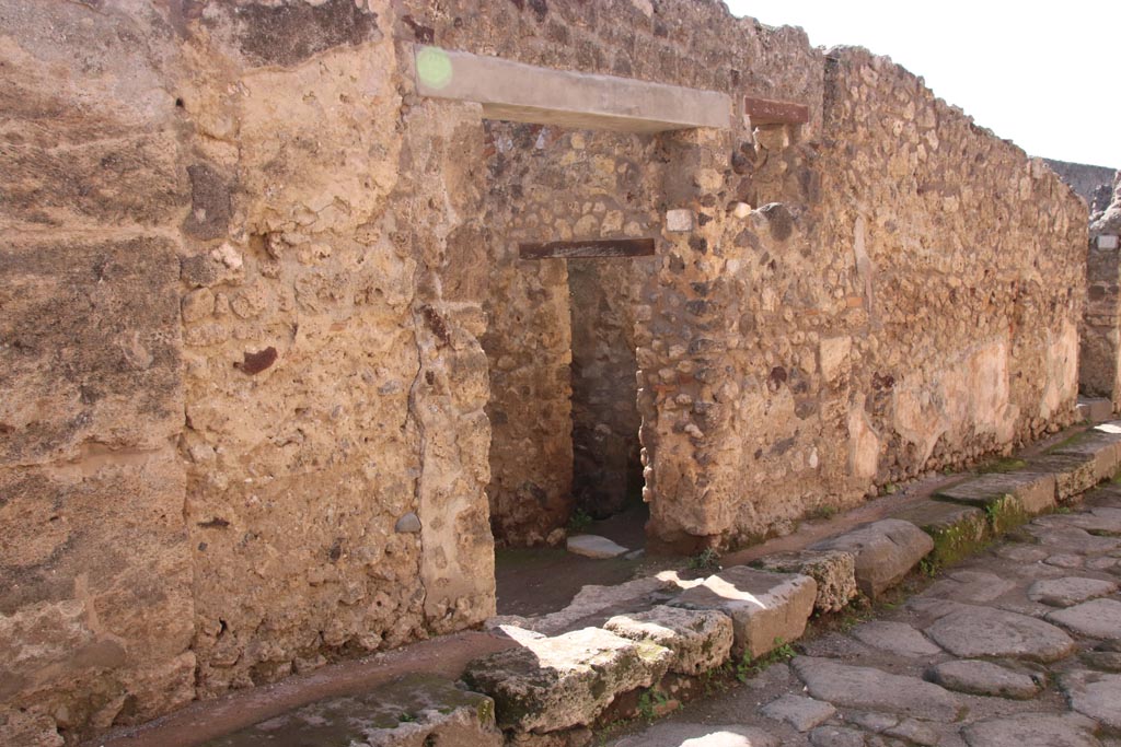 IX.1.33 Pompeii. October 2022. 
Looking west towards entrance doorway on south side of Vicolo di Balbo. Photo courtesy of Klaus Heese
