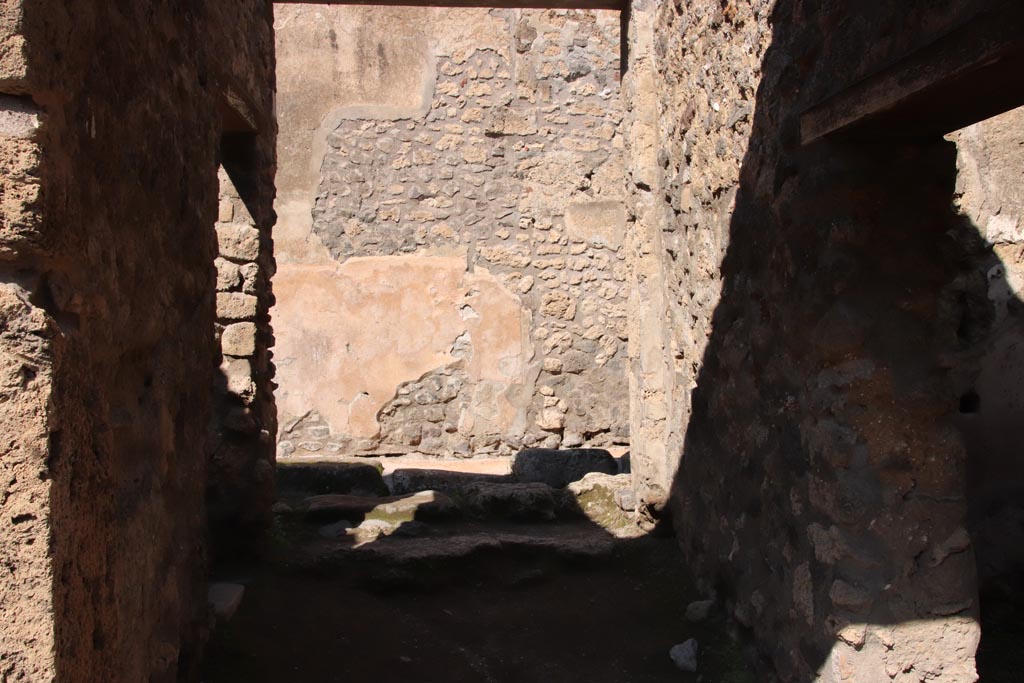 IX.1.33 Pompeii. October 2022. 
Looking north from entrance corridor towards doorway and Vicolo di Balbo. Photo courtesy of Klaus Heese

