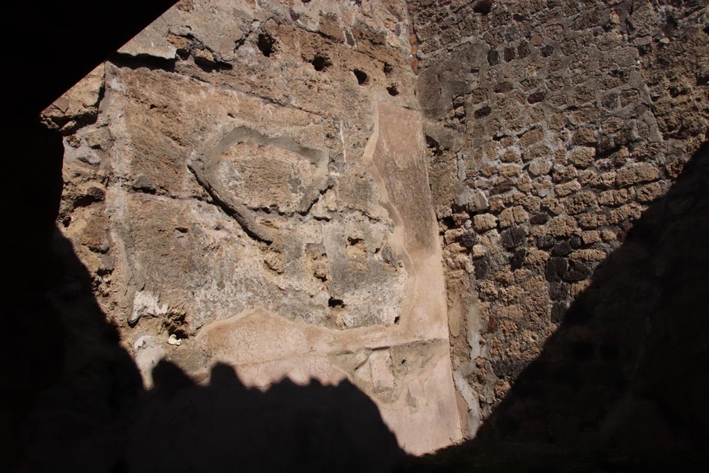 IX.1.33 Pompeii. October 2022. Upper north wall with holes fo support beams for an upper floor. Photo courtesy of Klaus Heese

