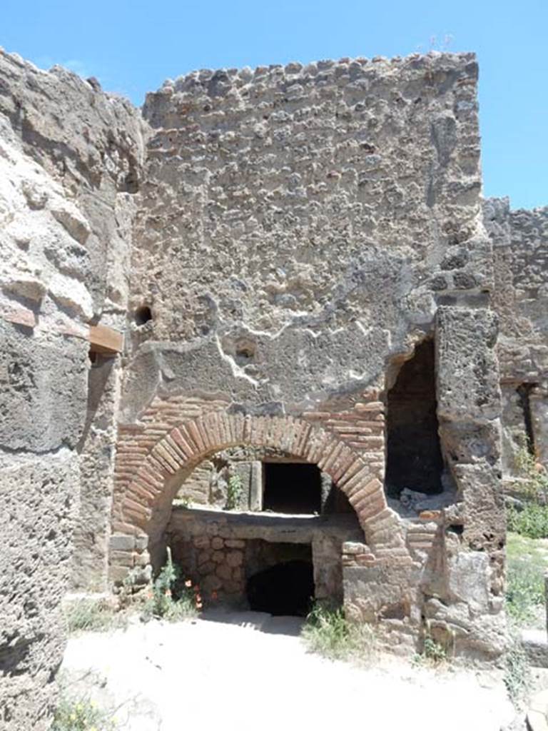 IX.1.33 Pompeii. May 2017. Looking east towards oven. Photo courtesy of Buzz Ferebee. 
