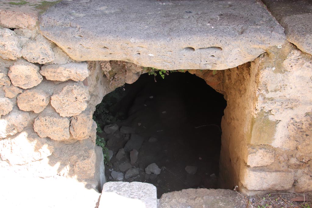 IX.1.33 Pompeii. October 2022. Detail from below oven. Photo courtesy of Klaus Heese

