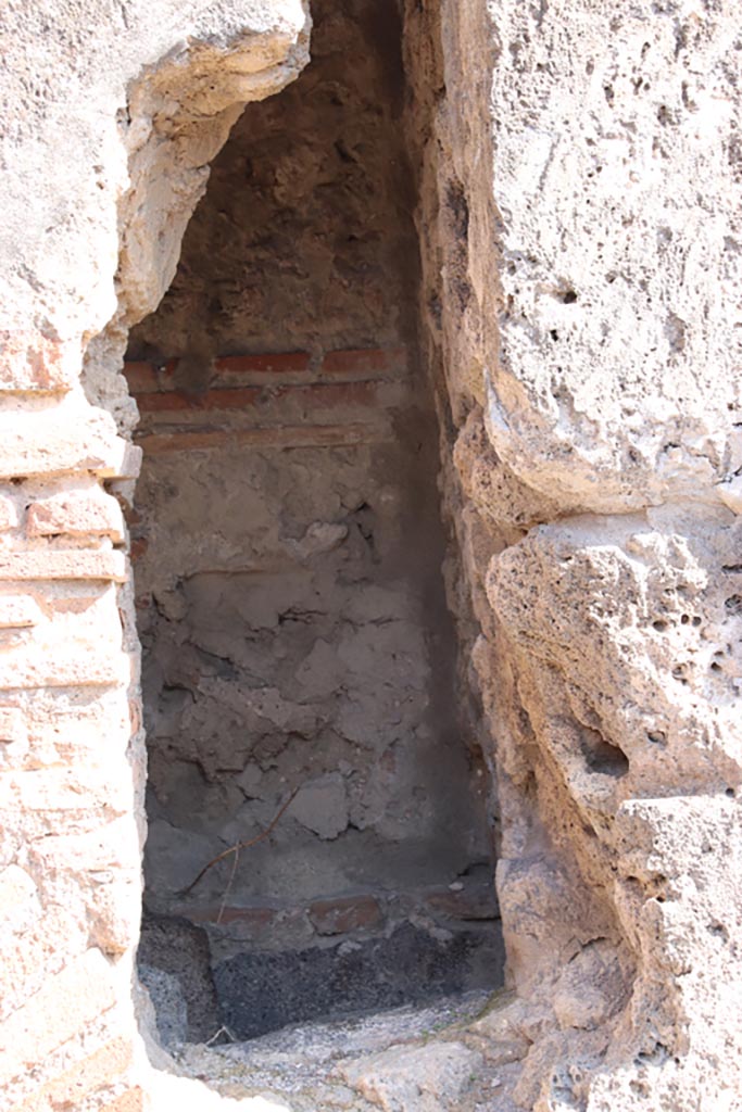 IX.1.33 Pompeii. October 2022. 
Detail of area on south (right) side of oven. Photo courtesy of Klaus Heese
