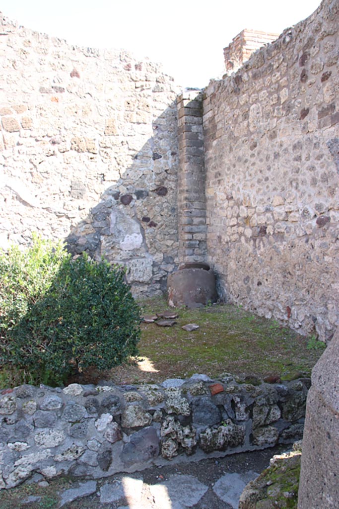 IX.1.33 Pompeii. October 2022. 
Looking towards south-east corner of area on south side of oven. Photo courtesy of Klaus Heese
