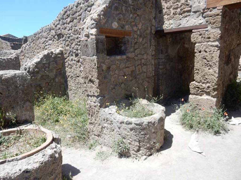 IX.1.33 Pompeii. May 2017. Looking north-west from oven towards entrance doorway, on right.  Photo courtesy of Buzz Ferebee.  
