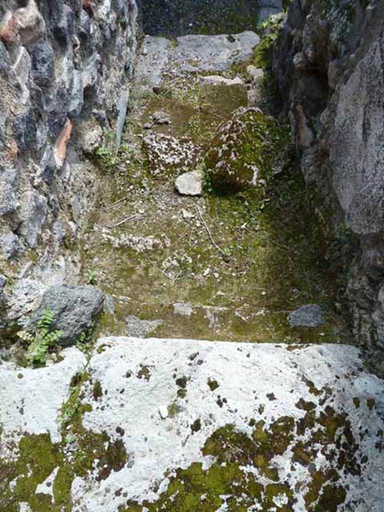 IX.1.34  Pompeii. May 2010.Latrine to the south and under the stairs to upper floor.