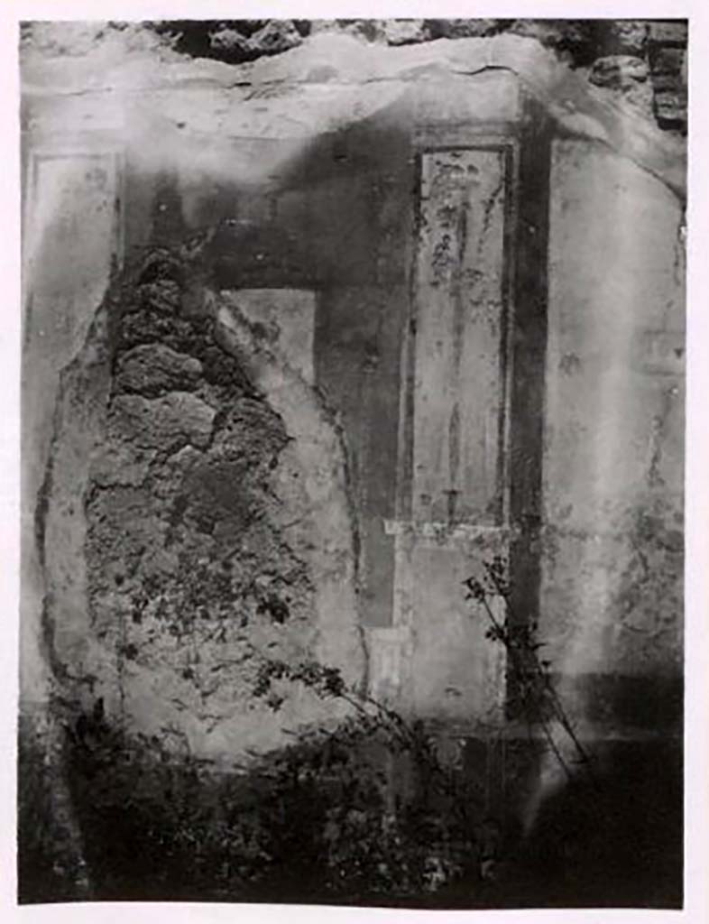 IX.2.7 Pompeii. Pre-1943. Cubiculum (i), wall decoration preserved on north wall. Photo by Tatiana Warscher. 
See Warscher, T. Codex Topographicus Pompeianus, IX.2. (1943), Swedish Institute, Rome. (no.22.), p. 50.
