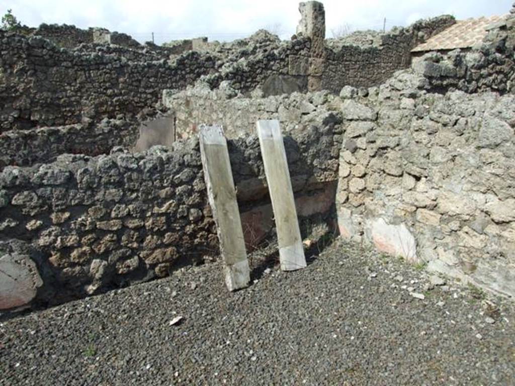 IX.2.17 Pompeii.  March 2009.  Room 8, Triclinium.  North east corner with recess.