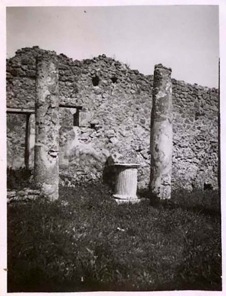 IX.2.17 Pompeii. Pre-1943. Room 9, puteal on north side of garden area. Photo by Tatiana Warscher.
See Warscher, T. Codex Topographicus Pompeianus, IX.2. (1943), Swedish Institute, Rome. (no.92.), p. 173.
