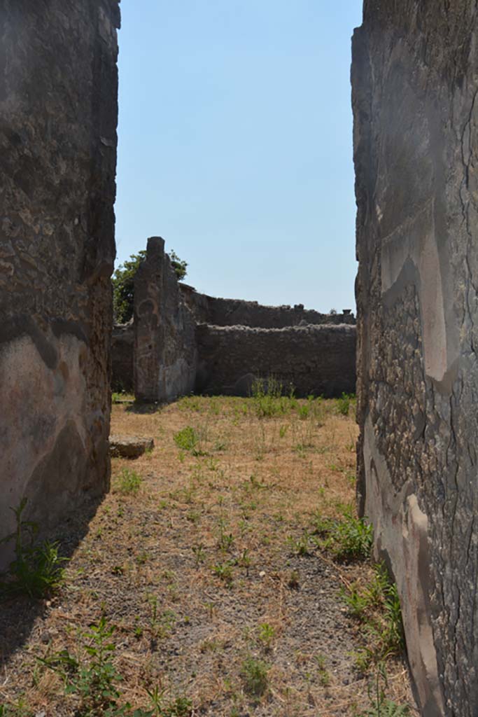 IX.2.17 Pompeii. July 2017. Looking west along entrance corridor towards room 1, atrium.
Foto Annette Haug, ERC Grant 681269 DÉCOR.
