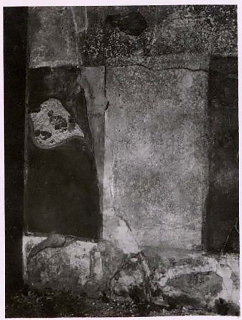 IX.2.18 Pompeii. Pre-1943. Room 10, north wall of cubiculum or triclinium. Photo by Tatiana Warscher.
According to Warscher, this is a photo of all that remains of the painting. 
See Warscher, T. Codex Topographicus Pompeianus, IX.2. (1943), Swedish Institute, Rome. (no.109.), p. 188.
