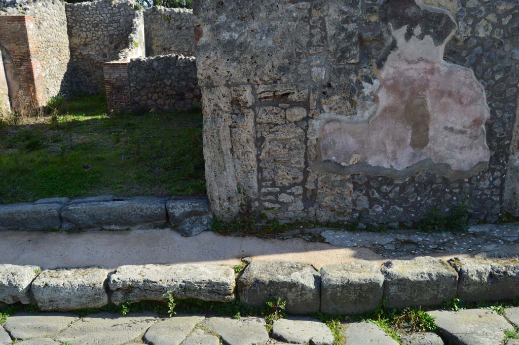 IX.2.25 Pompeii. March 2019. Looking south towards west side of entrance doorway, the painted front faade is from IX.2.26.
Foto Taylor Lauritsen, ERC Grant 681269 DCOR.

