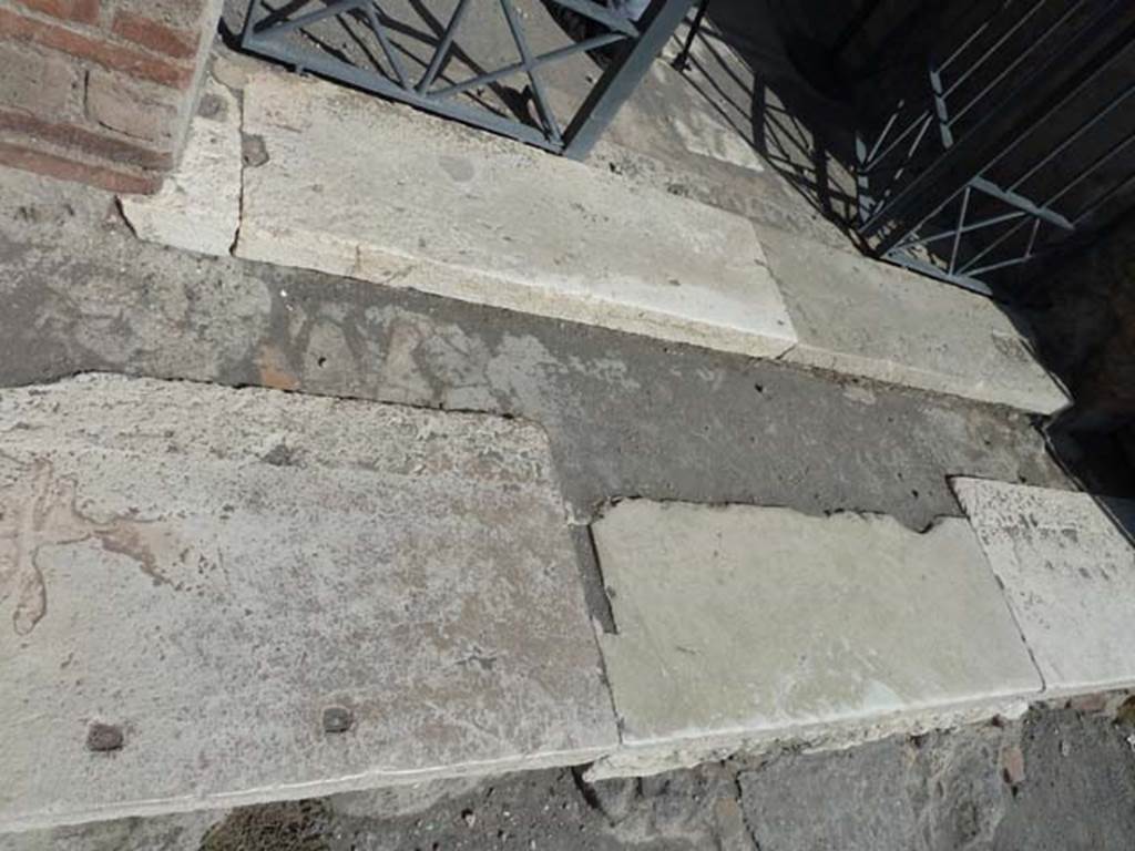 IX.3.5 Pompeii. September 2015. Detail of two steps to entrance doorway.