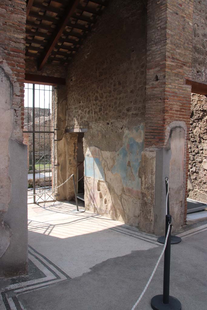 IX.3.5 Pompeii. September 2017. 
Looking towards north wall of entrance corridor/fauces, and doorway to room 2, on right.
Photo courtesy of Klaus Heese.
