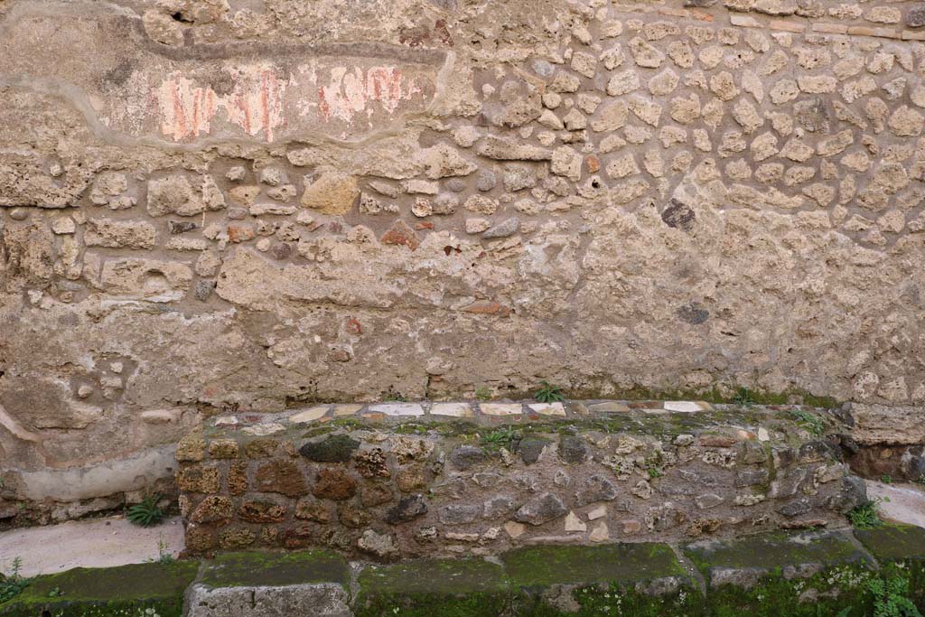 IX.3.20 Pompeii. December 2018. Graffiti on wall above seat in Vicolo di Tesmo. Photo courtesy of Aude Durand.