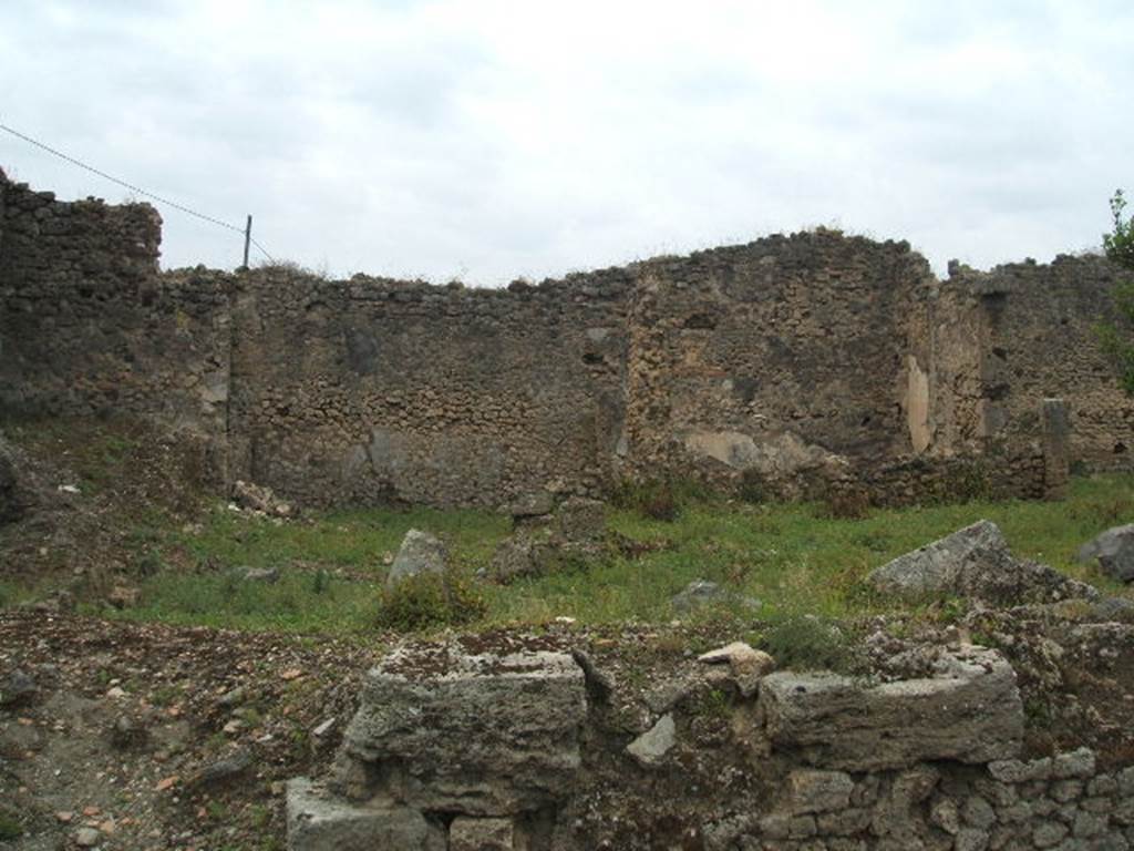 IX.3.21 Pompeii. May 2005. Looking west towards rear of site. According to Fiorelli, at the time of the eruption IX.3.21/22 was in use as a store of stone and brick materials from demolished houses.See Pappalardo, U., 2001. La Descrizione di Pompei per Giuseppe Fiorelli (1875). Napoli: Massa Editore. (p. 147, [399]).